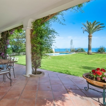 Stunning Frontline Beach Villa in The New Golden Mile, Estepona Picture 8