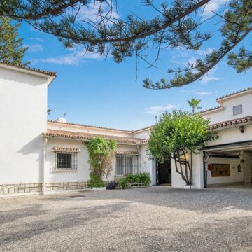 Stunning Frontline Beach Villa in The New Golden Mile, Estepona Picture 5