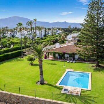 Stunning Frontline Beach Villa in The New Golden Mile, Estepona Picture 0