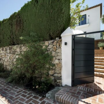 Cosy luxury villa situated in a secure neighbourhood in Nueva Andalucia, Marbella Country Club Picture 8