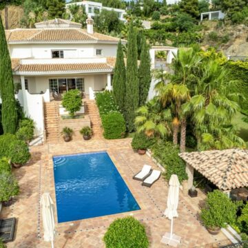 Beautiful Villa Situated in the Gated Community of Vega del Colorado, Benahavís Picture 2