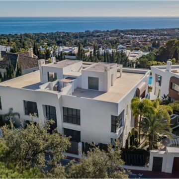 Stunning Penthouse in the Prestigious Residential Community of Sierra Blanca, Marbella Golden Mile Picture 2