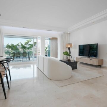 Modern Recently Restyled Apartment in Nueva Andalucía Picture 2