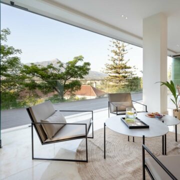 Modern Recently Restyled Apartment in Nueva Andalucía Picture 10