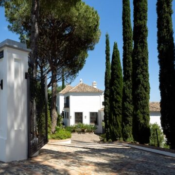 A Beautiful Family Home Surrounded by Imposing Nature with Breathtaking Sea and Mountain Views Picture 21