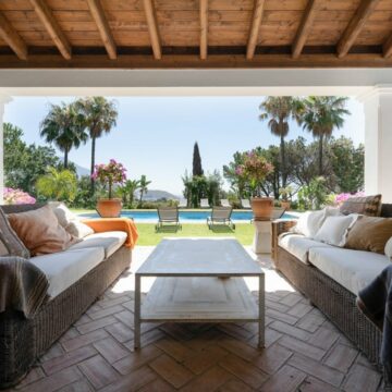 A Beautiful Family Home Surrounded by Imposing Nature with Breathtaking Sea and Mountain Views Picture 12