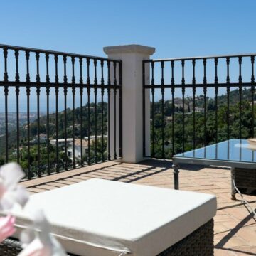 A Beautiful Family Home Surrounded by Imposing Nature with Breathtaking Sea and Mountain Views Picture 27