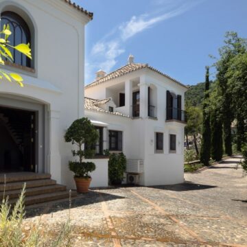 A Beautiful Family Home Surrounded by Imposing Nature with Breathtaking Sea and Mountain Views Picture 22