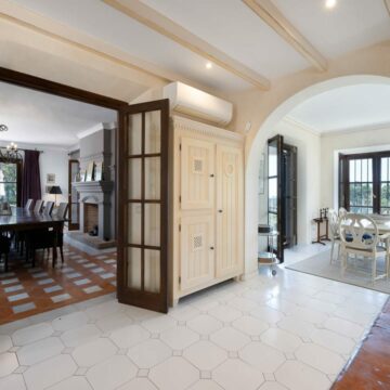 A Beautiful Family Home Surrounded by Imposing Nature with Breathtaking Sea and Mountain Views Picture 17