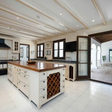 A Beautiful Family Home Surrounded by Imposing Nature with Breathtaking Sea and Mountain Views Picture 15