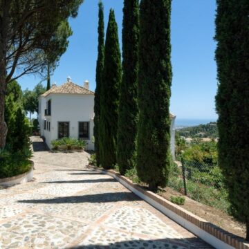 A Beautiful Family Home Surrounded by Imposing Nature with Breathtaking Sea and Mountain Views Picture 6