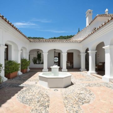 A Beautiful Family Home Surrounded by Imposing Nature with Breathtaking Sea and Mountain Views Picture 5
