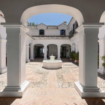 A Beautiful Family Home Surrounded by Imposing Nature with Breathtaking Sea and Mountain Views Picture 24