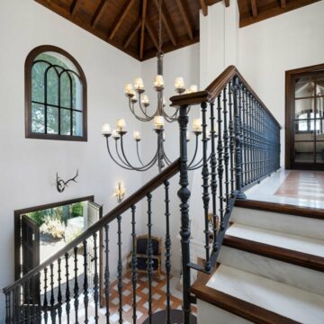 A Beautiful Family Home Surrounded by Imposing Nature with Breathtaking Sea and Mountain Views Picture 32