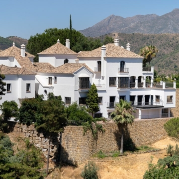 A Beautiful Family Home Surrounded by Imposing Nature with Breathtaking Sea and Mountain Views Picture 0
