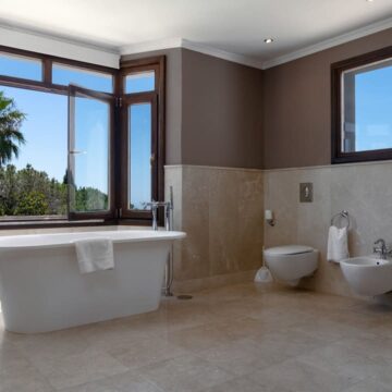 A Beautiful Family Home Surrounded by Imposing Nature with Breathtaking Sea and Mountain Views Picture 10