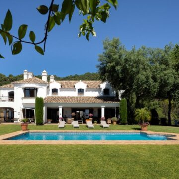 A Beautiful Family Home Surrounded by Imposing Nature with Breathtaking Sea and Mountain Views Picture 1