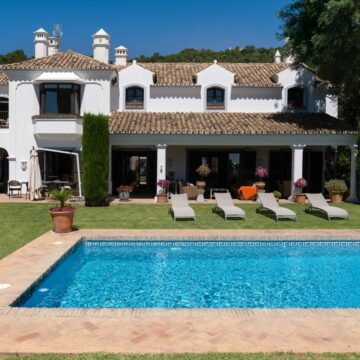 A Beautiful Family Home Surrounded by Imposing Nature with Breathtaking Sea and Mountain Views Picture 26