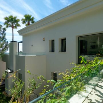 Unique Contemporary Villa With Panoramic Views in Istan, Marbella Picture 3