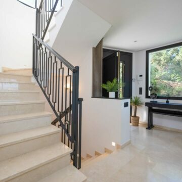 Villa with Spectacular Sea View Situated in a Family-friendly Neighbourhood in La Quinta, Benahavis Picture 2