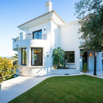 Villa with Spectacular Sea View Situated in a Family-friendly Neighbourhood in La Quinta, Benahavis Picture 0