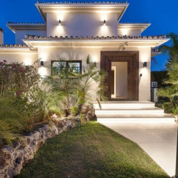 Charming Frontline Golf Villa on the Las Brisas Golf Course in Nueva Andalucia Picture 2