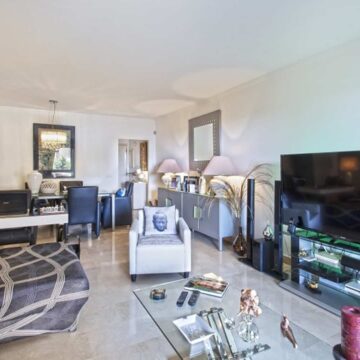 Beachside ground floor apartment in Casares Beach with large private garden! Picture 5
