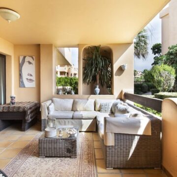 Beachside ground floor apartment in Casares Beach with large private garden! Picture 4