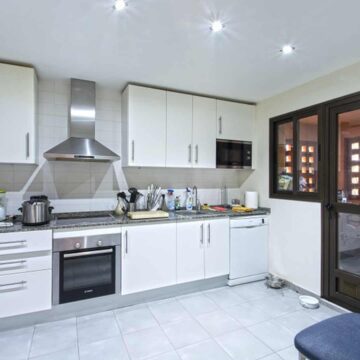 Beachside ground floor apartment in Casares Beach with large private garden! Picture 6