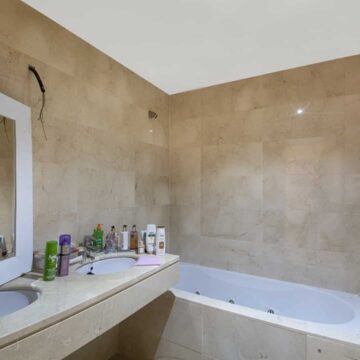 Beachside ground floor apartment in Casares Beach with large private garden! Picture 12
