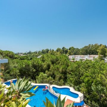 Unique Loft Townhouse in the Tranquil Gated Complex of La Quinta in Benahavis Picture 3