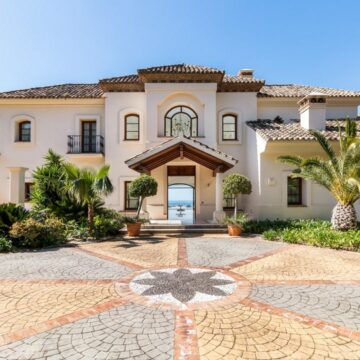 Impressive Luxury Villa with breathtaking Sea and Mountain Views in Los Picos, on The Golden Mile Marbella Picture 2