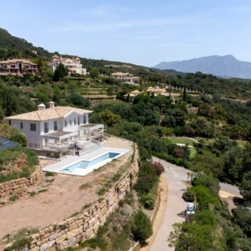 Villa in an Exclusive Location – Marbella Club Golf Resort in Benahavis Picture 1