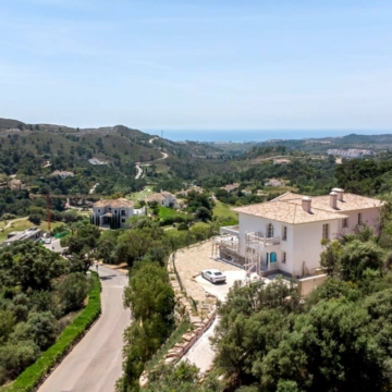 Villa in an Exclusive Location – Marbella Club Golf Resort in Benahavis Picture