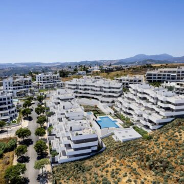 Three Bedroom Apartment in South Place Estepona with Nice Open Views to Town and towards The Sea Picture 0