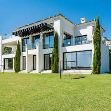 Spectacular family residence with amazing sea views situated in the prestigious hillside of El Madroñal Benahavis Picture 11