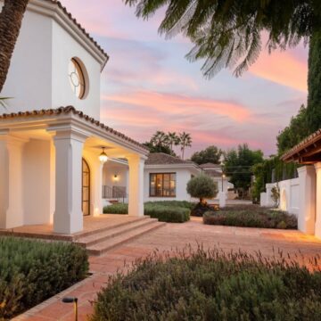 Authentic Spanish Estate Located in one of the Most Sought After, High- end Beachside Areas on The Golden Mile of Marbella Picture 32