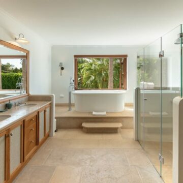 Authentic Spanish Estate Located in one of the Most Sought After, High- end Beachside Areas on The Golden Mile of Marbella Picture 21