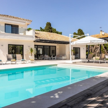 Exquisite Moved-in-Ready Villa in Cortijo Blanco, Puerto banus Picture 0