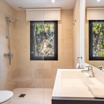 Exquisite Moved-in-Ready Villa in Cortijo Blanco, Puerto banus Picture 8
