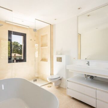 Exquisite Moved-in-Ready Villa in Cortijo Blanco, Puerto banus Picture 10