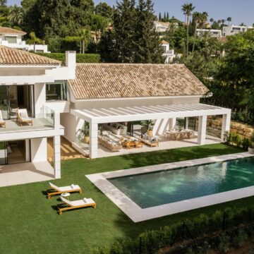 Elegant Luxury Villa designed by a famous Architect in El Paraiso, Estepona Picture 0