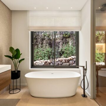 Elegant Luxury Villa designed by a famous Architect in El Paraiso, Estepona Picture 24