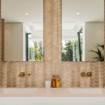 Elegant Luxury Villa designed by a famous Architect in El Paraiso, Estepona Picture 23
