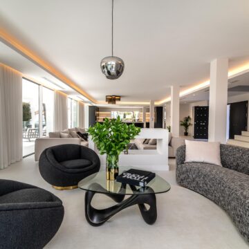 Magnificent 8-bedroom luxurious villa near renowned Puerto Banus, Nueva Andalucia, Marbella Picture 2