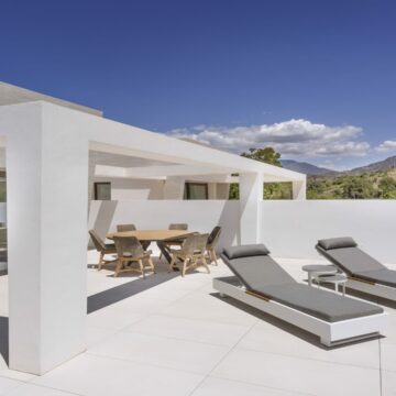 Impeccable 4-bedroom Luxurious Penthouse Ideally Situated in the Centre of Golden Mile in Epic Marbella Picture 1