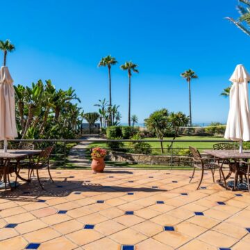 Elegant and Modern Frontline Beach Apartment in an Exclusive Development of Costalita del Mar Estepona Picture 9
