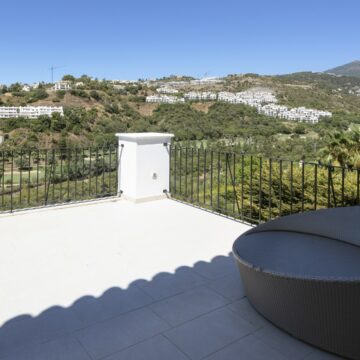 Well Equipped Family Mansion With Its Own Padel Court, Indoor Pool And Sea Views in Benahavis Picture 23