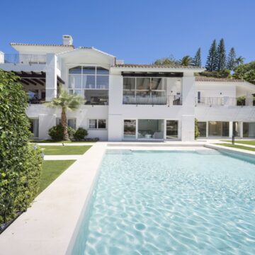 Well Equipped Family Mansion With Its Own Padel Court, Indoor Pool And Sea Views in Benahavis Picture 0