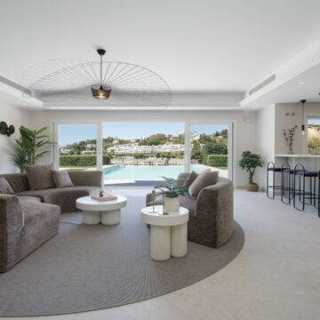 Well Equipped Family Mansion With Its Own Padel Court, Indoor Pool And Sea Views in Benahavis Picture 1